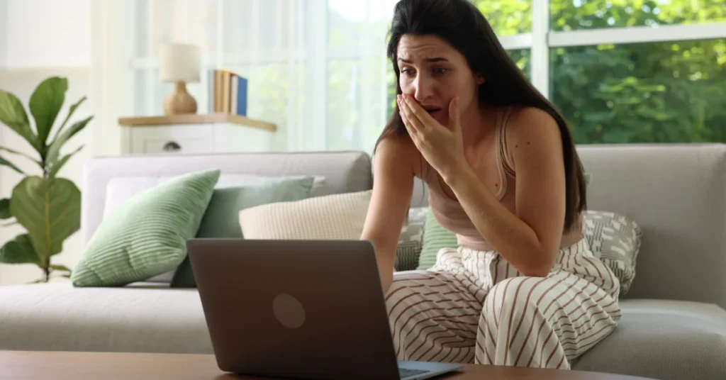 Mujer frente a un ventanal iluminado dando un paso al frente con expresión de serenidad, simbolizando la liberación de bloqueos emocionales y la superación de la parálisis.