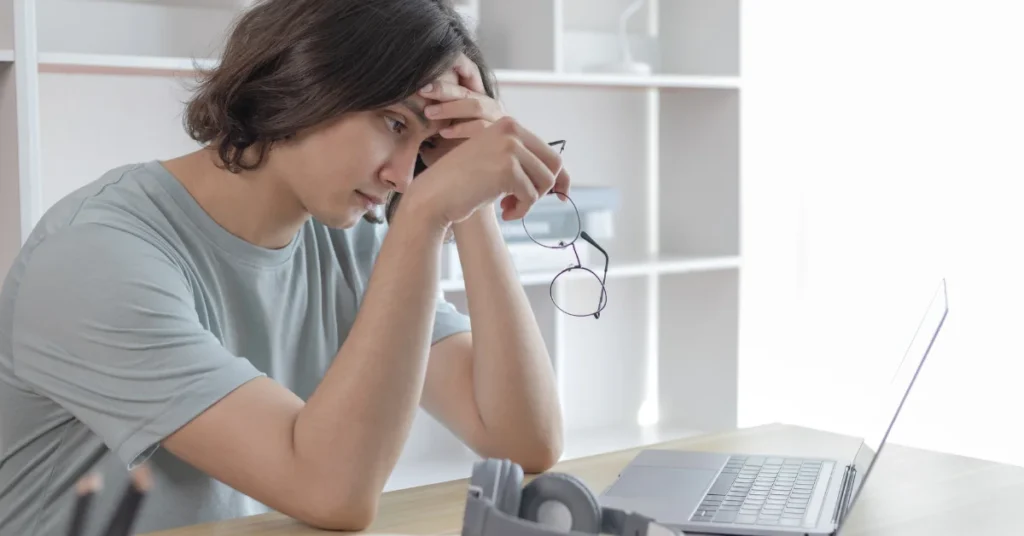 Empresaria analizando métricas en su oficina sobre la salud mental y el rendimiento de su negocio.