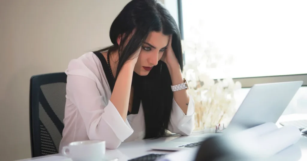 Empresaria analizando métricas de negocio con enfoque y claridad mental.