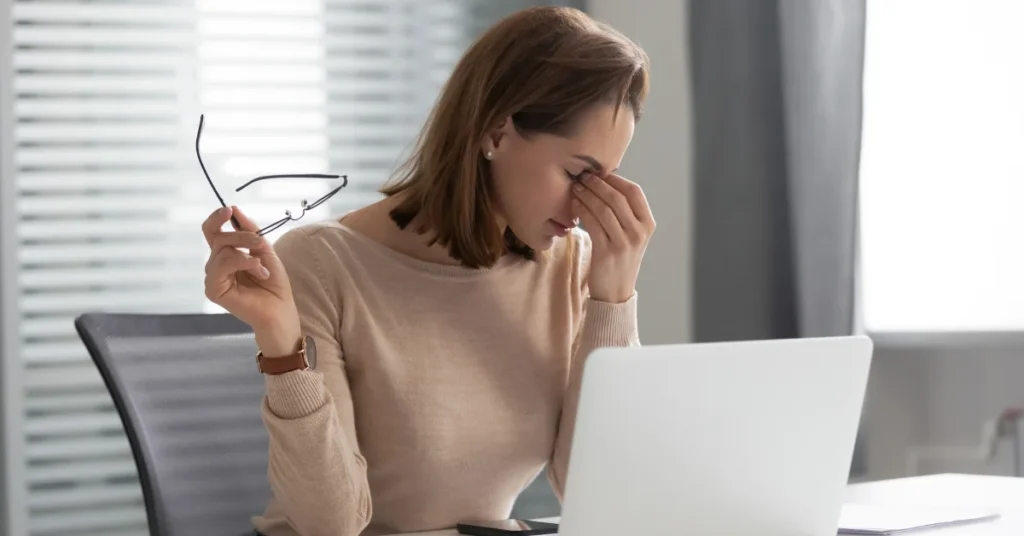 Impacto del estrés laboral y salud física en mujeres profesionales
